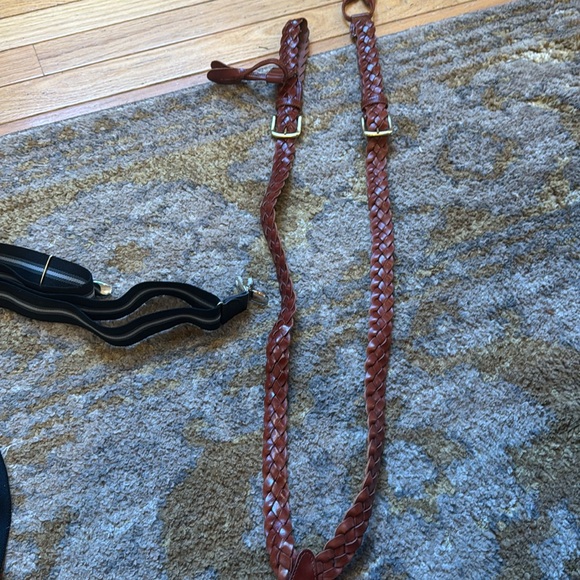 4 sets of men’s suspenders. Two have never been worn.
3 fabric, 1 leather - Picture 5 of 6